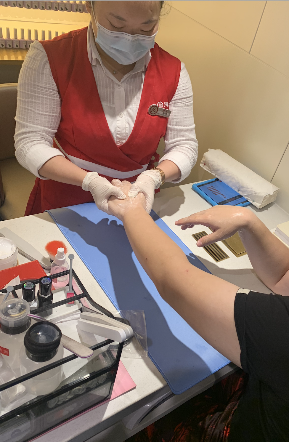昨晚和几个大学同学一同去吃海底捞,顺便还去做了个「手部护理」,人生
